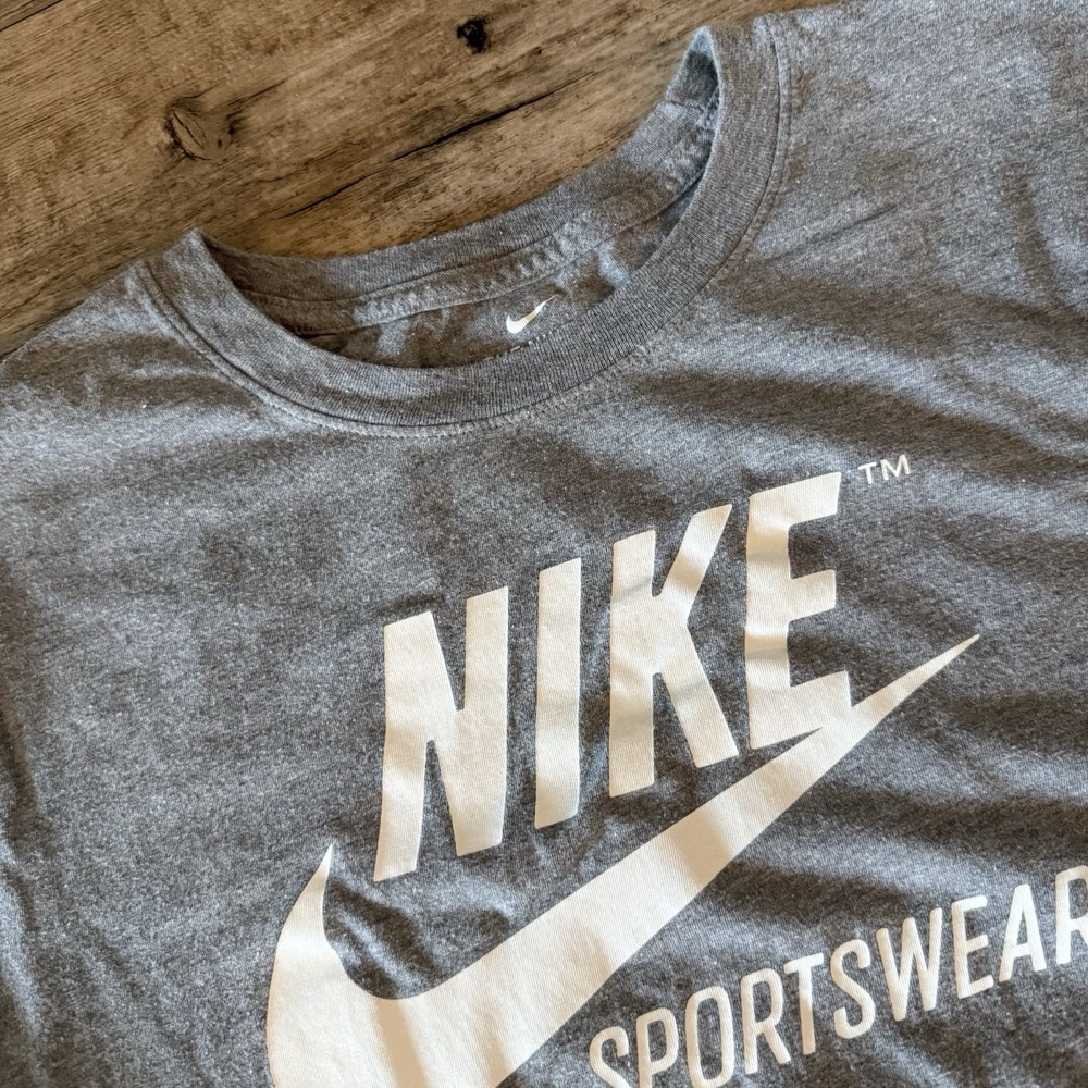 Nike Sportswear T-Shirt Men's Large Gray Graphic Logo Swoosh Tee